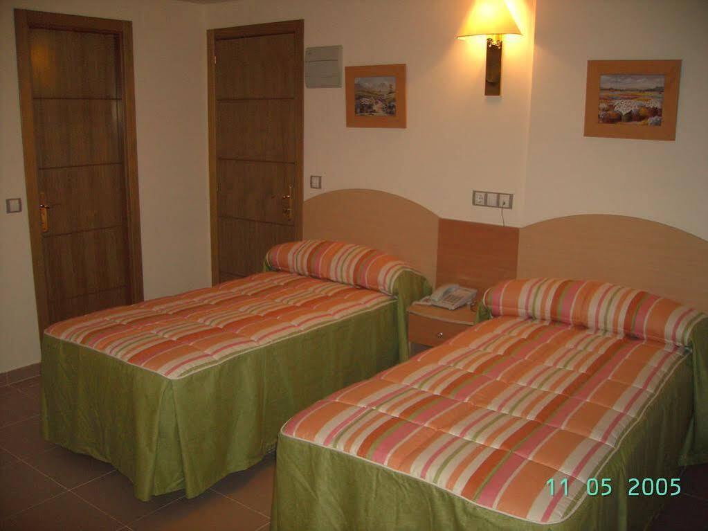 Hostal El Arco Mejorada Del Campo Exterior photo